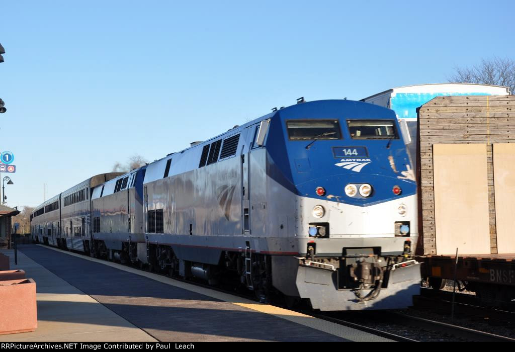 Westbound "Southwest Chief" cruises through the station
